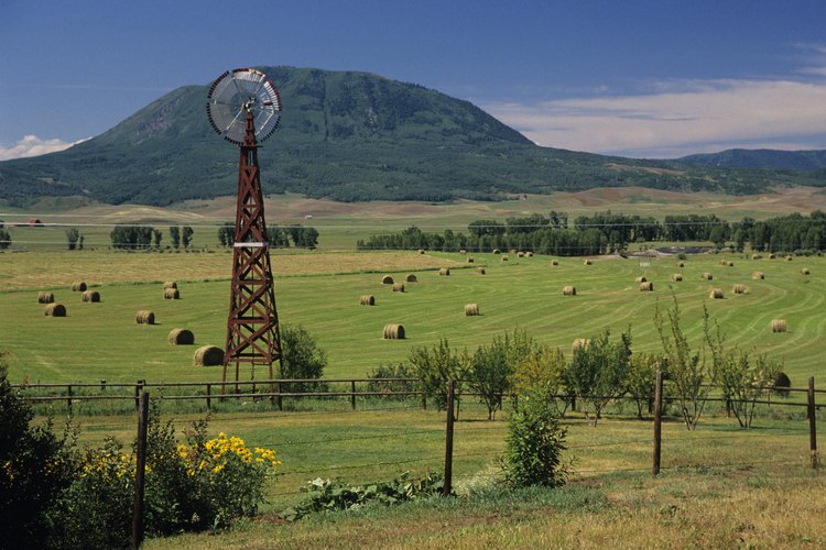 Un molino de viento estadounidense en una granja en Colorado.