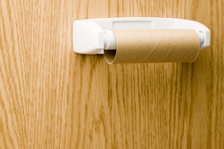 Utiliza rollos vacíos de papel sanitario para las patas del caballo.