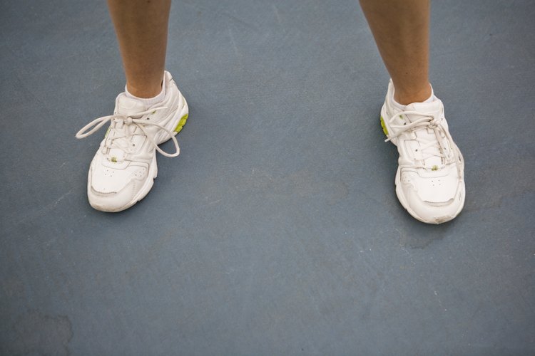 Quita las manchas de las zapatillas de tenis con amoniaco.