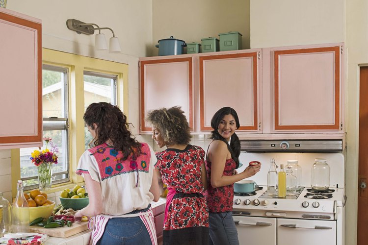 La pintura es uno de los materiales más económicos que puedes usar en la remodelación de una cocina.