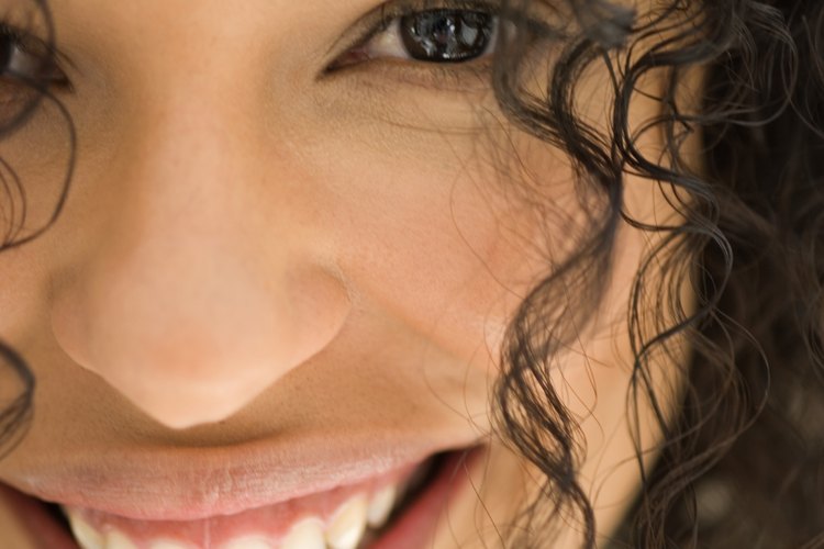 Pasa tus dedos por el cabello rizado con pajillas para lograr un estilo suelto y rizado.