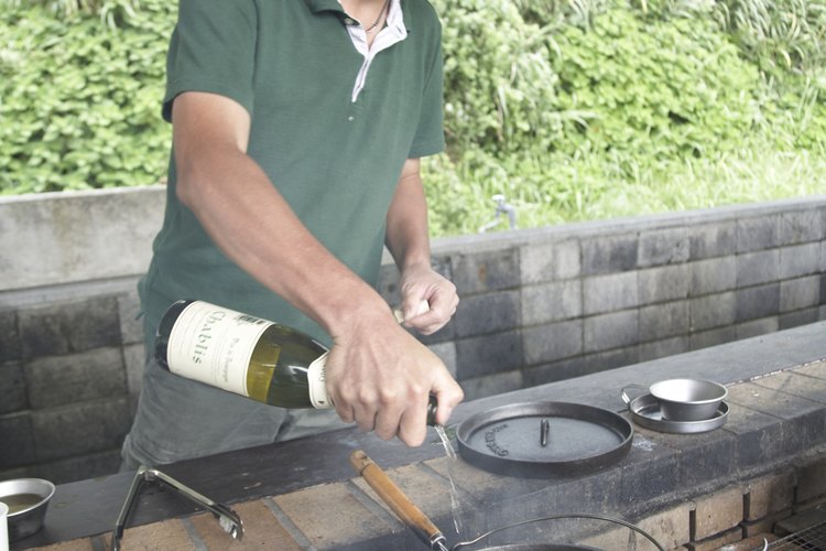 El vino blanco es un sustituto que puede ser utilizado para reemplazar el brandy en la cocina.