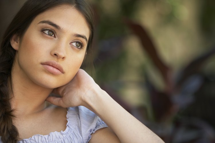 Una mujer contemplando.