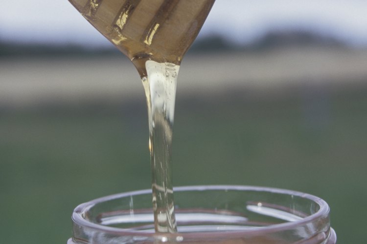 Calienta la miel para quitar los cristales.