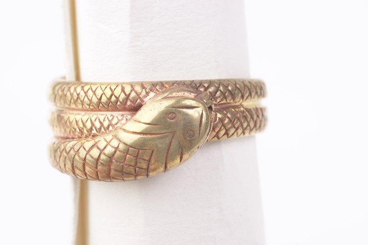 Al elegir un anillo de serpiente como su anillo de compromiso, la reina Victoria hizo que este estilo fuera muy popular.