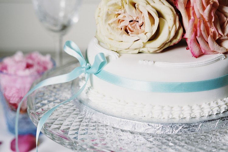 Las cintas también pueden combinarse con otros elementos decorativos, como flores.