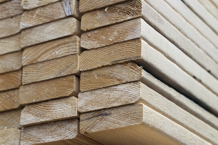 La madera dura es secada para aumentar su resistencia.