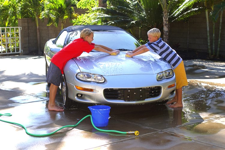 Organiza el lavado de coches.
