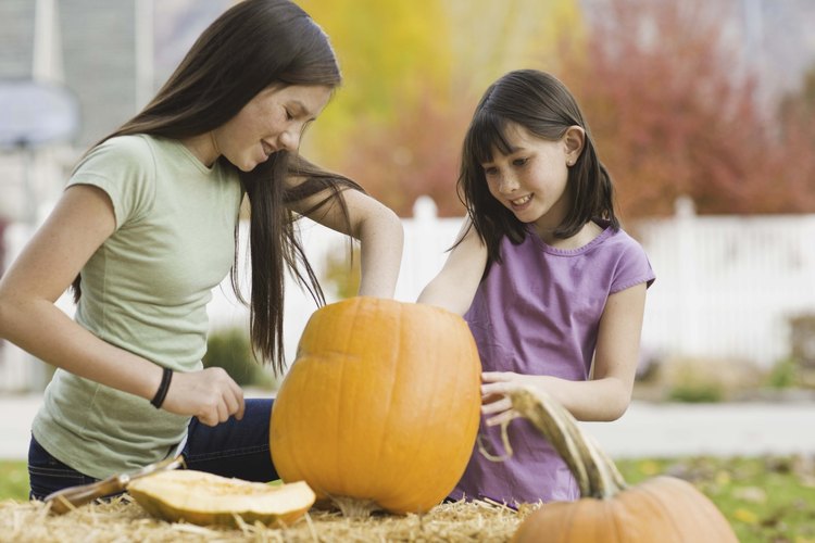 Los adolescentes pueden ayudar a los hermanos más jóvenes a celebrar Halloween.
