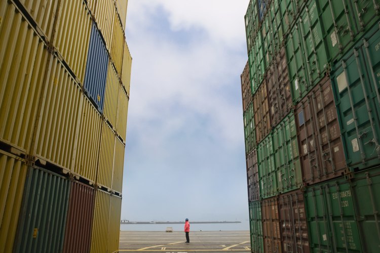 Tanto FIFO como LIFO son los sistemas de control de inventario reconocidos generalmente usados por las empresas de logística.