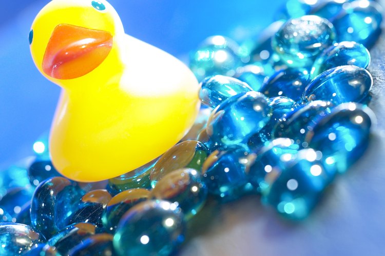 Aprovecha tus accesorios de baño azules coordinando y contrastando con colores nuevos.