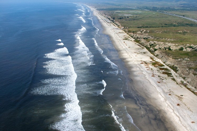 Las playas del sur de California vistas desde el aire, el cielo de un surfer.