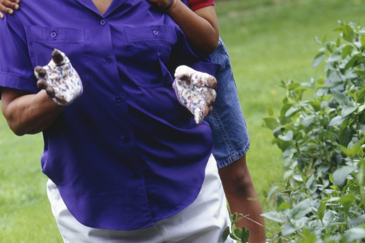 Extrae las malezas que comienzan a invadir el césped o el jardín.