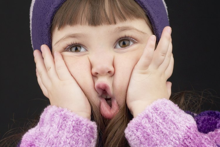 Un niños puede morder su mejilla de manera intencional o accidental.