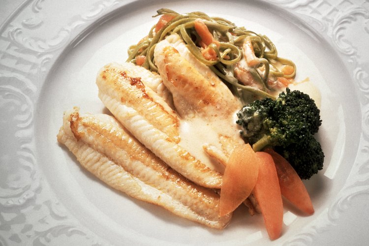 Disfruta tu tilapia horneada con un acompañamiento de verduras.