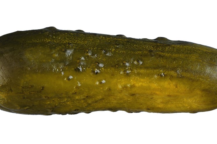Los pepinos encurtidos son más pequeños que los rebanados y tienen cáscaras más delgadas.