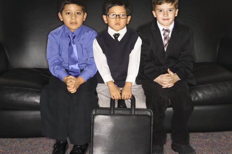 Deja que tu hijo se vista para la ocasión cuando lo lleves a trabajar.
