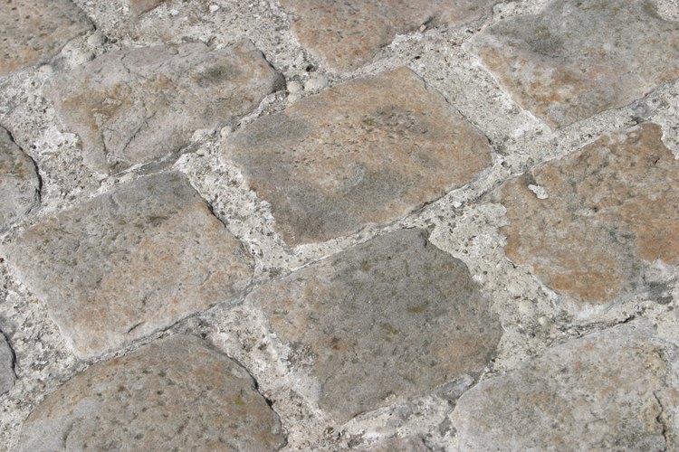 Cómo hacer una imitación de piedra en un piso exterior de hormigón