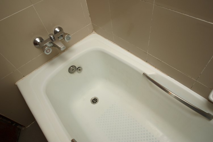 Los drenajes de las bañeras pueden taparse o volverse lentos y deben ser limpiados.