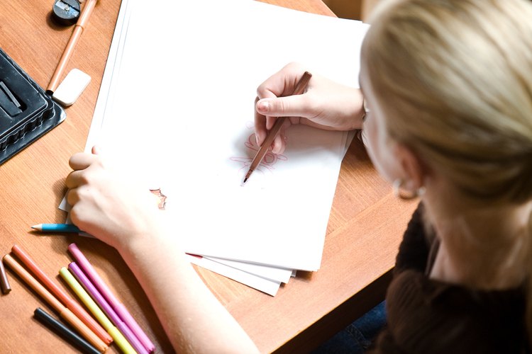 Determina un tiempo en clase para que los niños hagan obras de arte con lápices de colores.