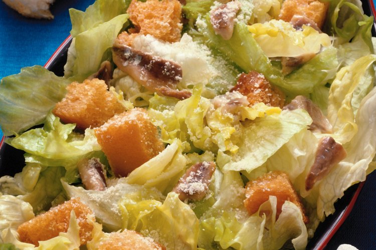 La receta original del aderezo para la ensalada César no contiene anchoas.