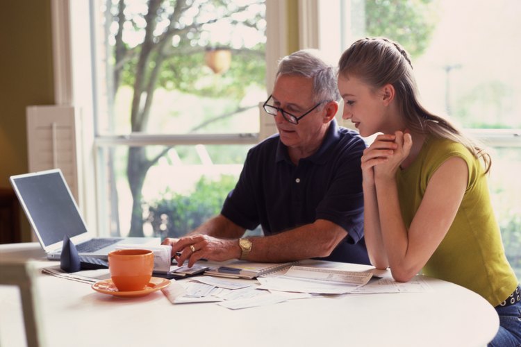 Con una guía paterna, un adolescente puede aprender a manejar el dinero de forma responsable.