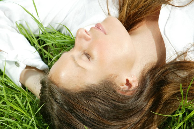 Consigue un color de cabello más claro sin blanqueador.