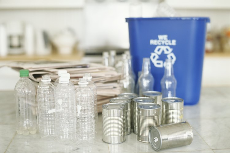Transforma los reciclables de cocina en barreras para salvar tus plantas de los gusanos cortadores.