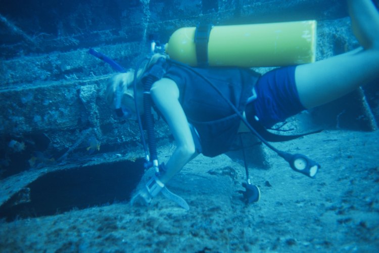 Para llegar a ser un soldador bajo el agua y comenzar a ganar sueldos acordes, la persona debe obtener la certificación tanto como soldador así como buzo comercial.