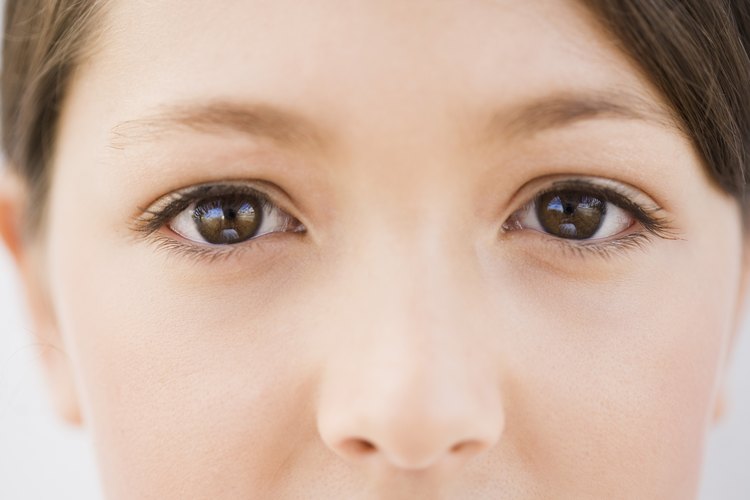 Ojos marrones oscuros.
