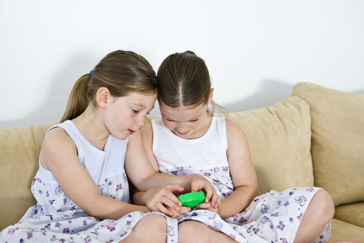 Organiza una cita de juego para tu hija y su amiga.