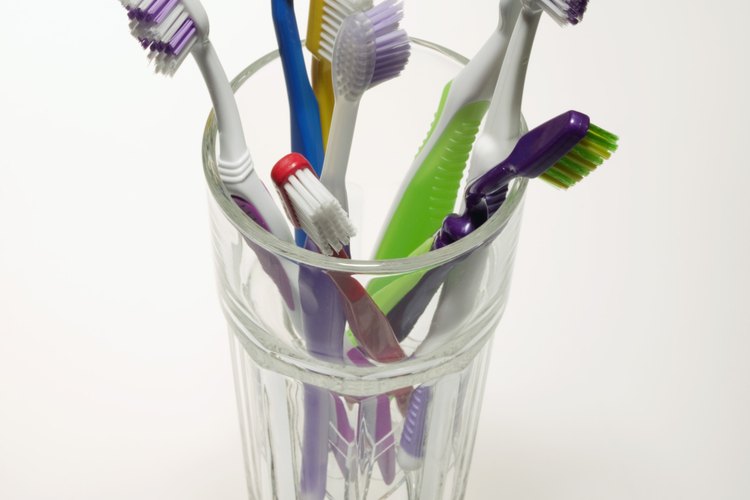 Los cepillos de dientes acumulan una cantidad increíble de bacterias.