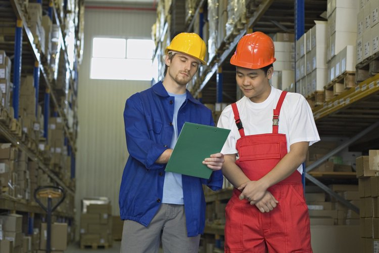Los supervisores de almacén trabajan en una amplia variedad de industrias.