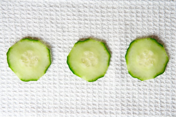 Las plantas de pepino pueden ponerse amarillas debido a la falta de luz solar o por un exceso de agua.