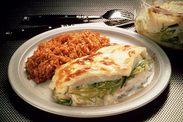 El bacalao es un pescado de carne blanca que puede sazonarse con tomillo, perejil o limón.