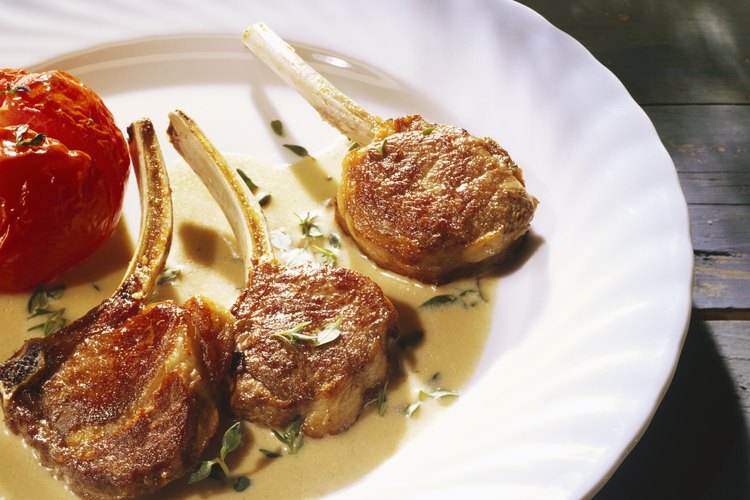 Al marinar las chuletas de cordero les añades sabor y ablandas la carne.