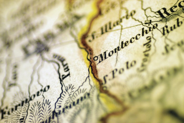 Desenrolla el mapa o poster y coloca pesos en las esquinas para que se acostumbre.