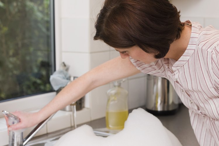 Un lavabo que se drena lento es un signo de que tendrás que destapar el drenaje.