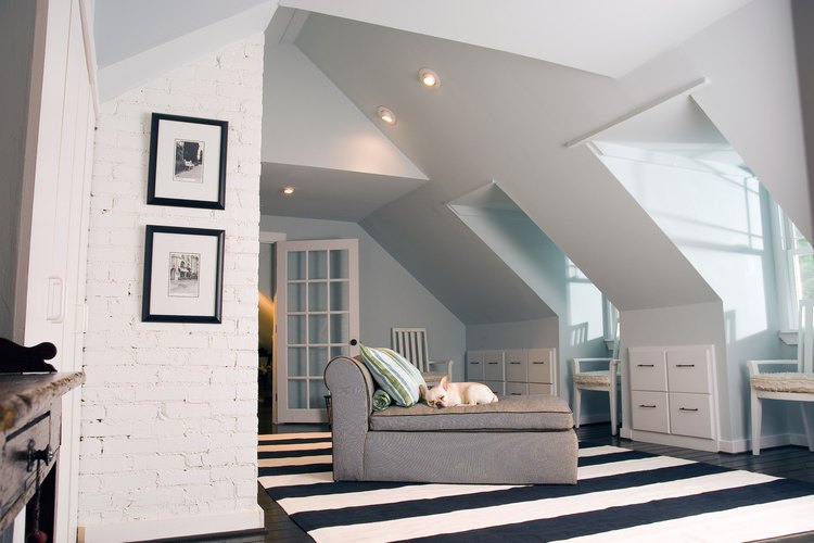 Esta habitación tiene una toma moderna sobre el techo de una catedral.