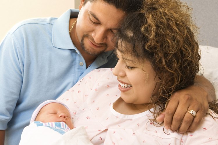 Esas primeras horas después del parto son críticas tanto para el bebé como para los padres.