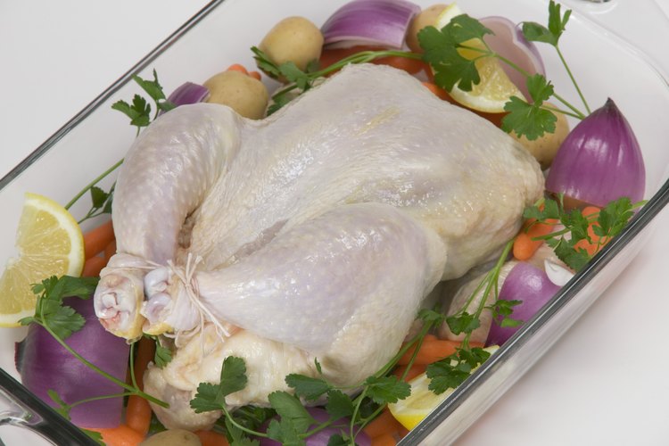Pollo crudo y vegetales.