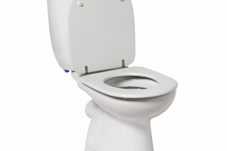 Para ahorrar espacio, elije un inodoro pequeño para tu medio baño.