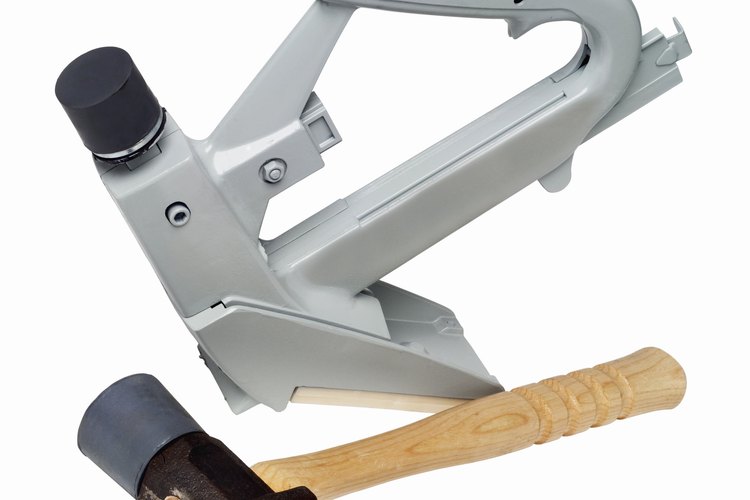 Las pistolas de clavos para piso de madera pueden ser manuales o accionadas por aire comprimido.