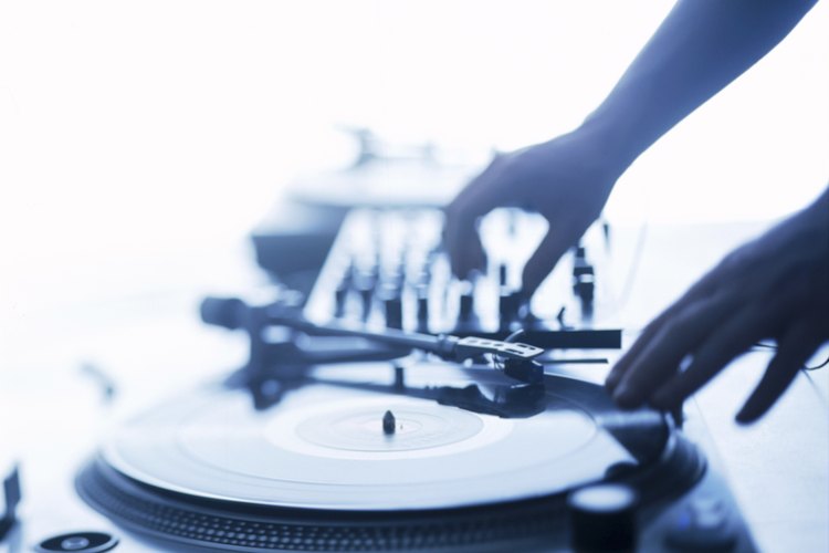 Algunas fiestas rave permiten que lleves tu propio equipo de sonido y muestres tus habilidades como músico.