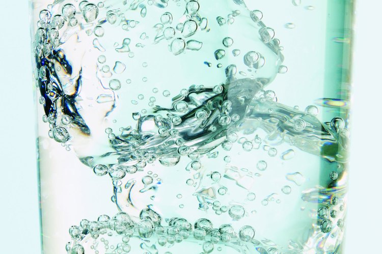 Pon un hielo en un vaso con agua para ver el descubrimiento de Arquímedes en la bañera.