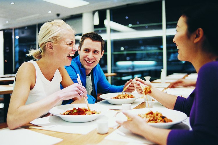 Los restaurantes incurren en diferentes tipos de gastos de nómina.