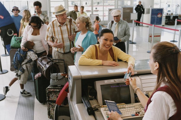 Las bebidas, incluyendo alcohol, pueden comprarse después de que atravieses los puntos de seguridad y puedes llevarlas en el avión.