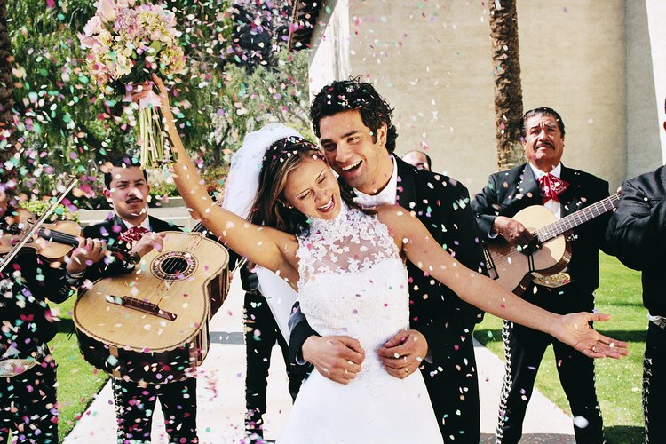 Construye una pista de baile para tu boda de interior.