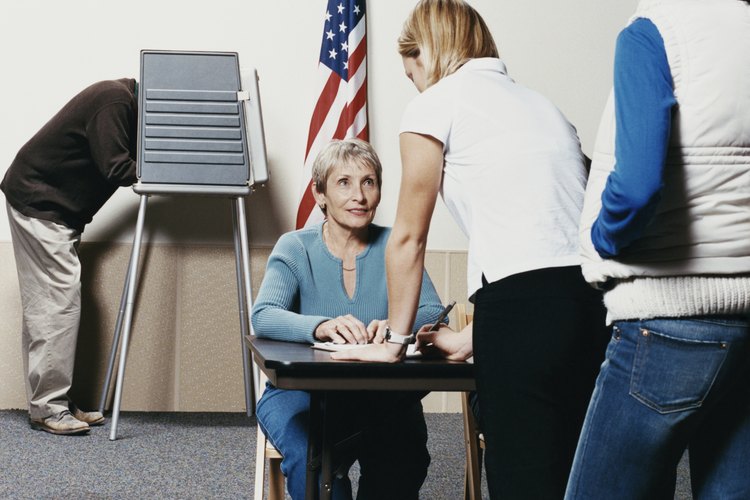 Personas esperando para votar.