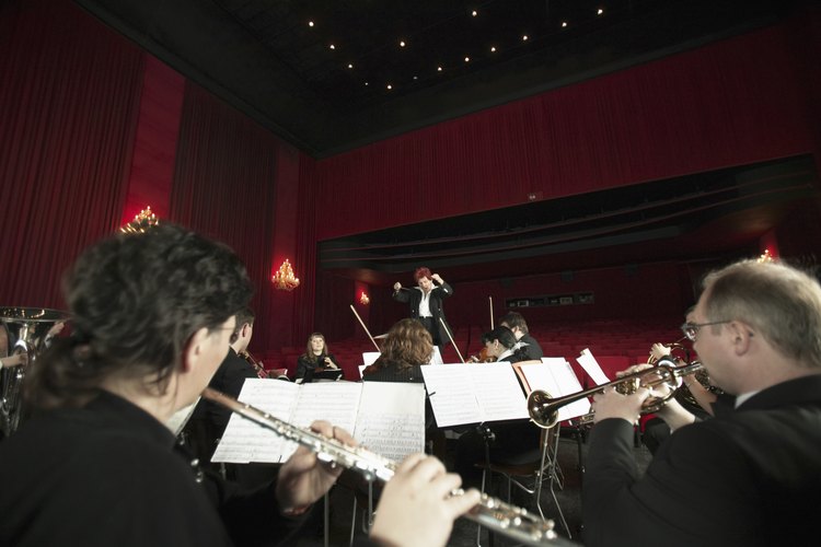 Las flautas y las trompetas forman parte de una orquesta completa.